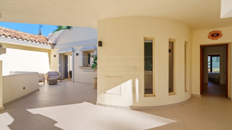 Nueva Andalucia, Duplex Penthouse for Sale in Nueva Andalucía with Sea Views and Private Pool