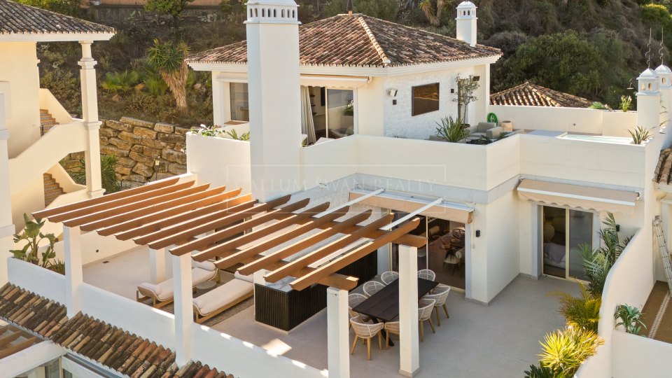 Nueva Andalucia, Duplex Penthouse for Sale in Nueva Andalucía with Sea Views and Private Pool
