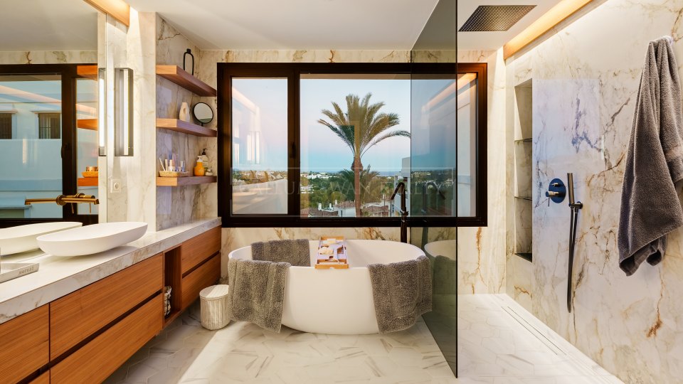 Nueva Andalucia, Duplex Penthouse for Sale in Nueva Andalucía with Sea Views and Private Pool