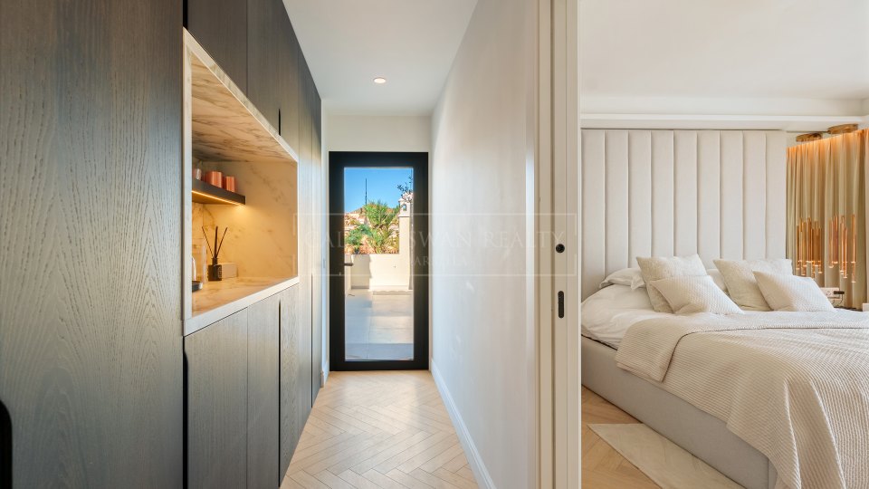 Nueva Andalucia, Duplex Penthouse for Sale in Nueva Andalucía with Sea Views and Private Pool