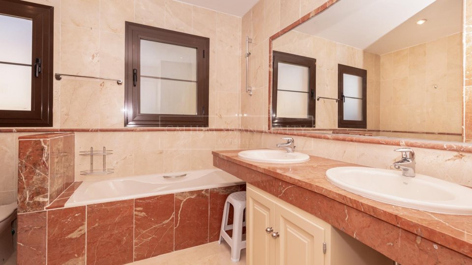 Estepona, Amplio apartamento de cuatro dormitorios frente a la playa en Hacienda del Sol, Estepona