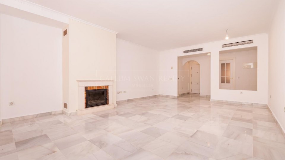 Estepona, Amplio apartamento de cuatro dormitorios frente a la playa en Hacienda del Sol, Estepona