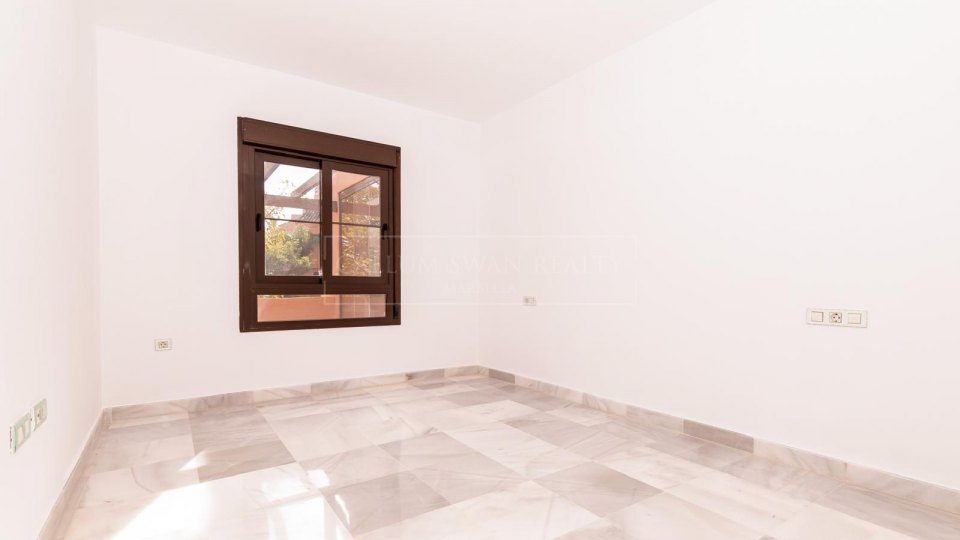 Estepona, Amplio apartamento de cuatro dormitorios frente a la playa en Hacienda del Sol, Estepona