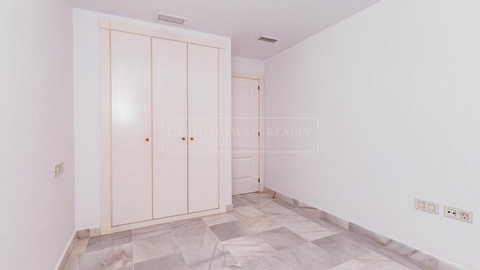 Estepona, Amplio apartamento de cuatro dormitorios frente a la playa en Hacienda del Sol, Estepona