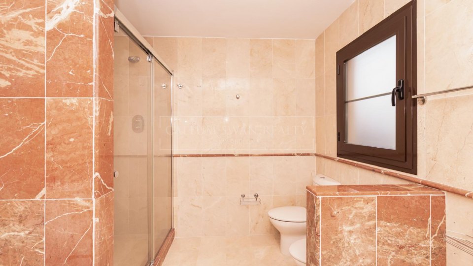 Estepona, Amplio apartamento de cuatro dormitorios frente a la playa en Hacienda del Sol, Estepona