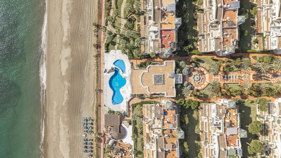 Estepona, Penthouse rénové en bord de mer avec solarium sur le toit à Estepona Est