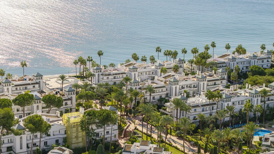 Estepona, Penthouse rénové en bord de mer avec solarium sur le toit à Estepona Est