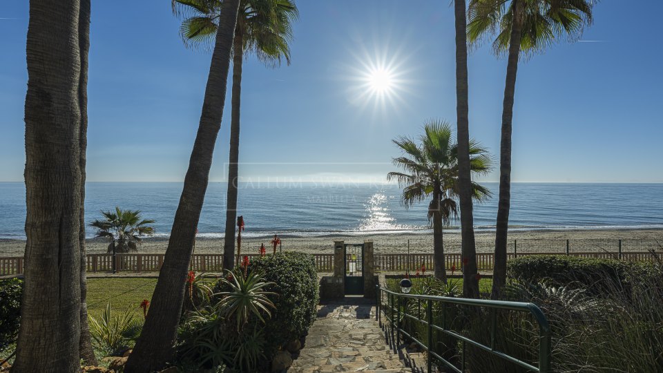 Estepona, Penthouse rénové en bord de mer avec solarium sur le toit à Estepona Est