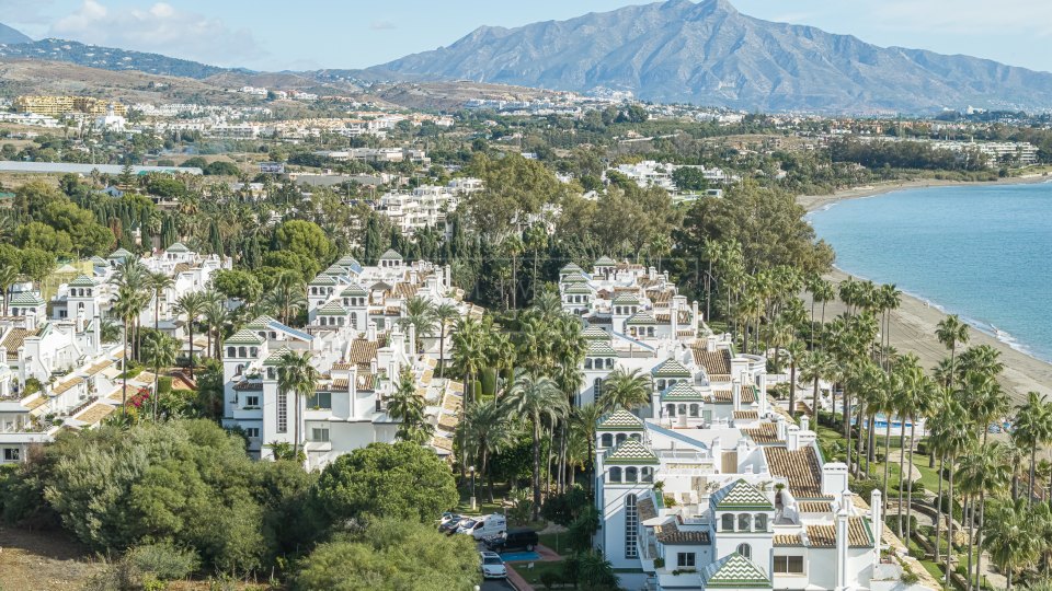 Estepona, Penthouse rénové en bord de mer avec solarium sur le toit à Estepona Est