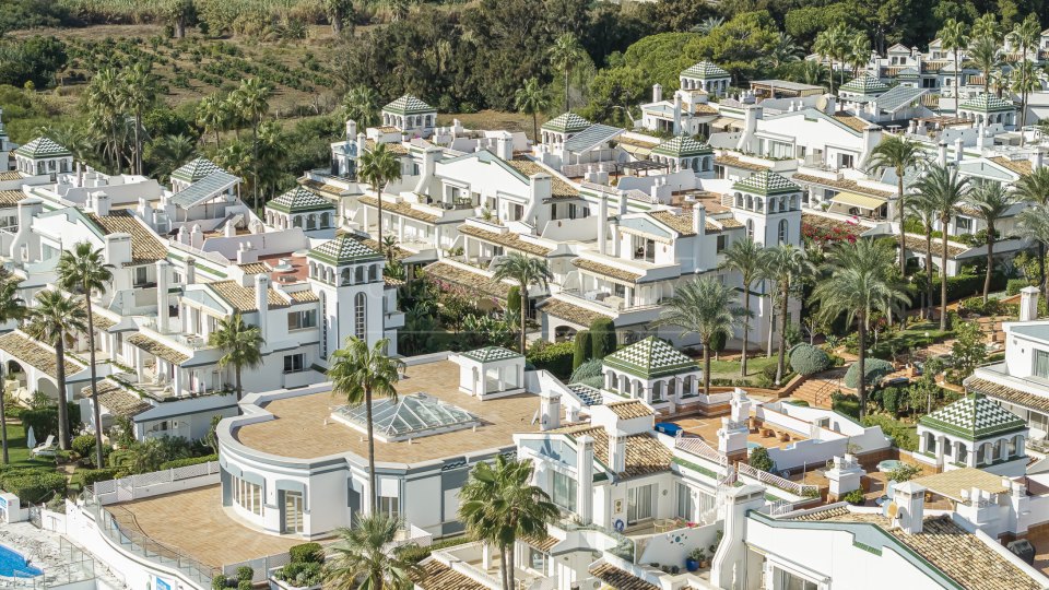 Estepona, Penthouse rénové en bord de mer avec solarium sur le toit à Estepona Est