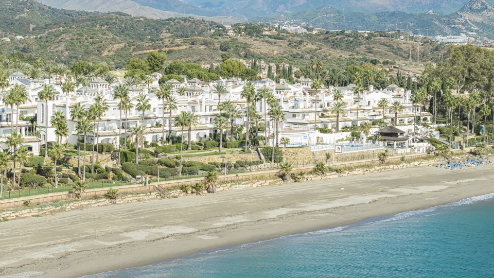 Estepona, Penthouse rénové en bord de mer avec solarium sur le toit à Estepona Est