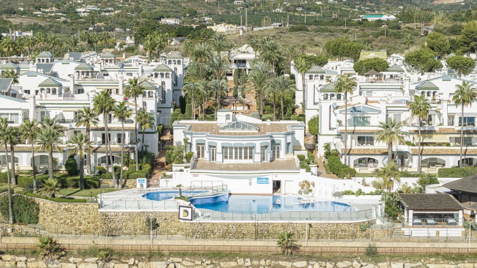 Estepona, Penthouse rénové en bord de mer avec solarium sur le toit à Estepona Est