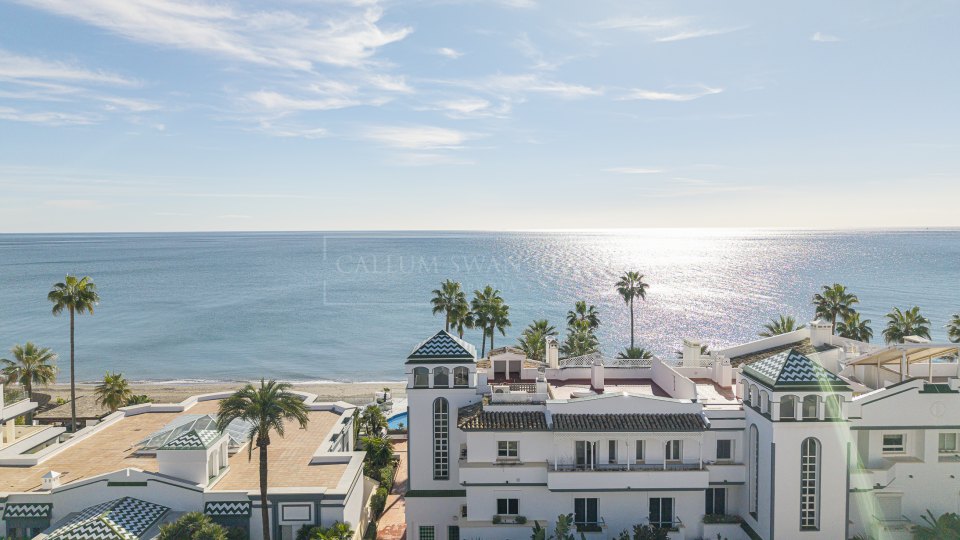 Estepona, Penthouse rénové en bord de mer avec solarium sur le toit à Estepona Est