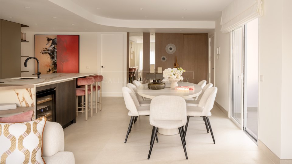 Estepona, Renovated Beachfront Penthouse with Rooftop Solarium in East Estepona