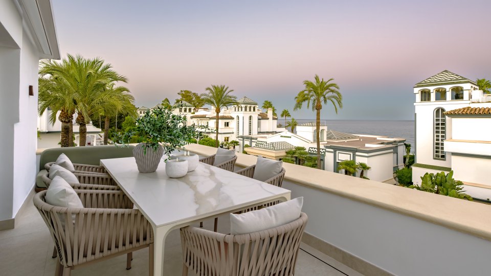 Estepona, Renovated Beachfront Penthouse with Rooftop Solarium in East Estepona
