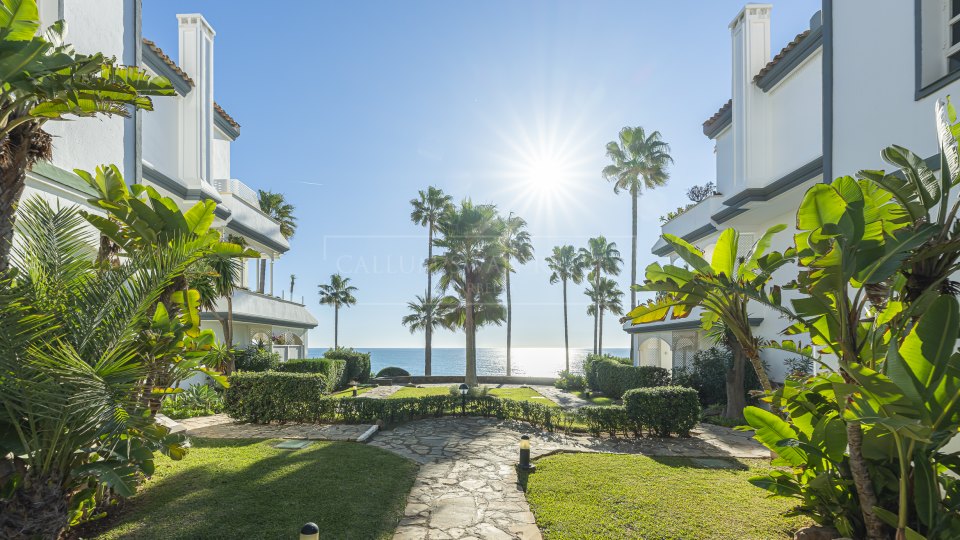 Estepona, Penthouse rénové en bord de mer avec solarium sur le toit à Estepona Est