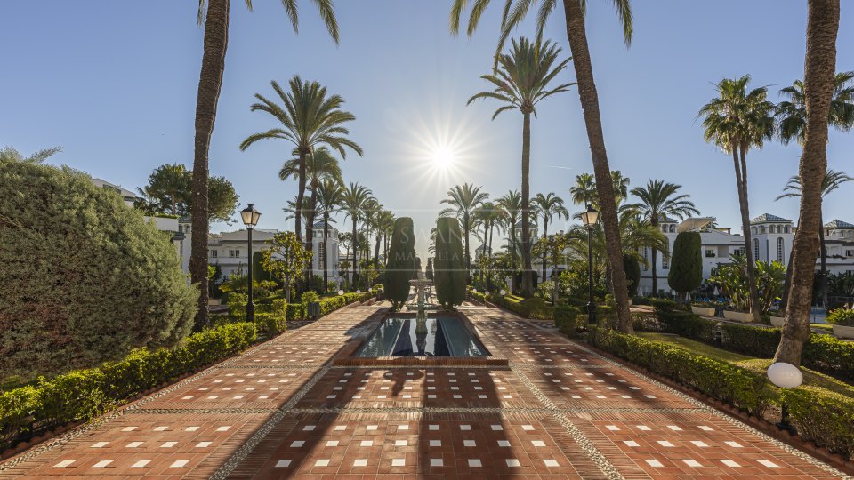 Estepona, Penthouse rénové en bord de mer avec solarium sur le toit à Estepona Est