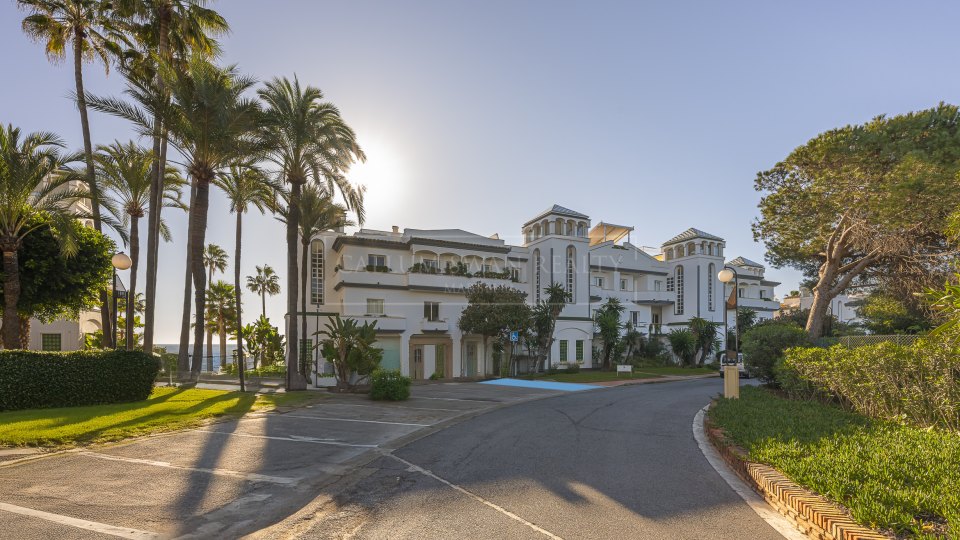 Estepona, Penthouse rénové en bord de mer avec solarium sur le toit à Estepona Est