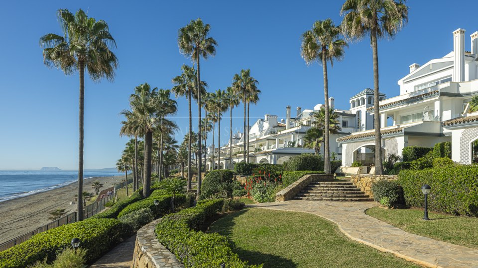 Estepona, Penthouse rénové en bord de mer avec solarium sur le toit à Estepona Est