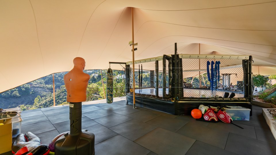 Benahavis, Villa de lujo en venta en El Madroñal, Benahavís con vistas panorámicas al mar y a la montaña