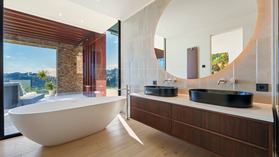 Benahavis, Villa de lujo en venta en El Madroñal, Benahavís con vistas panorámicas al mar y a la montaña