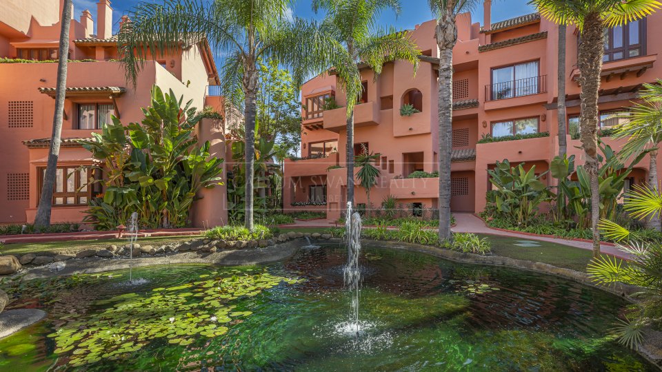 Estepona, Apartamento frente al mar de tres dormitorios en venta en Cabo Bermejo, al este de Estepona