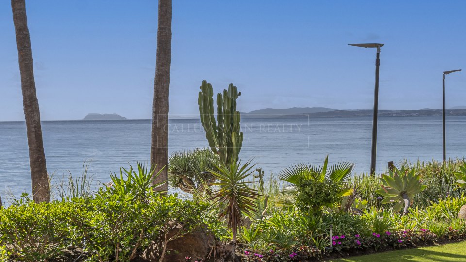Estepona, Apartamento frente al mar de tres dormitorios en venta en Cabo Bermejo, al este de Estepona