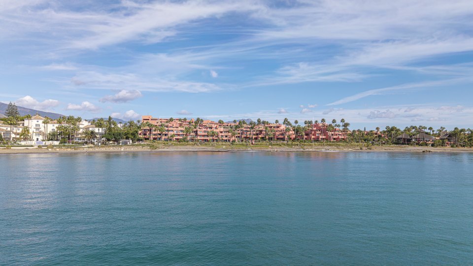 Estepona, Apartamento frente al mar de tres dormitorios en venta en Cabo Bermejo, al este de Estepona