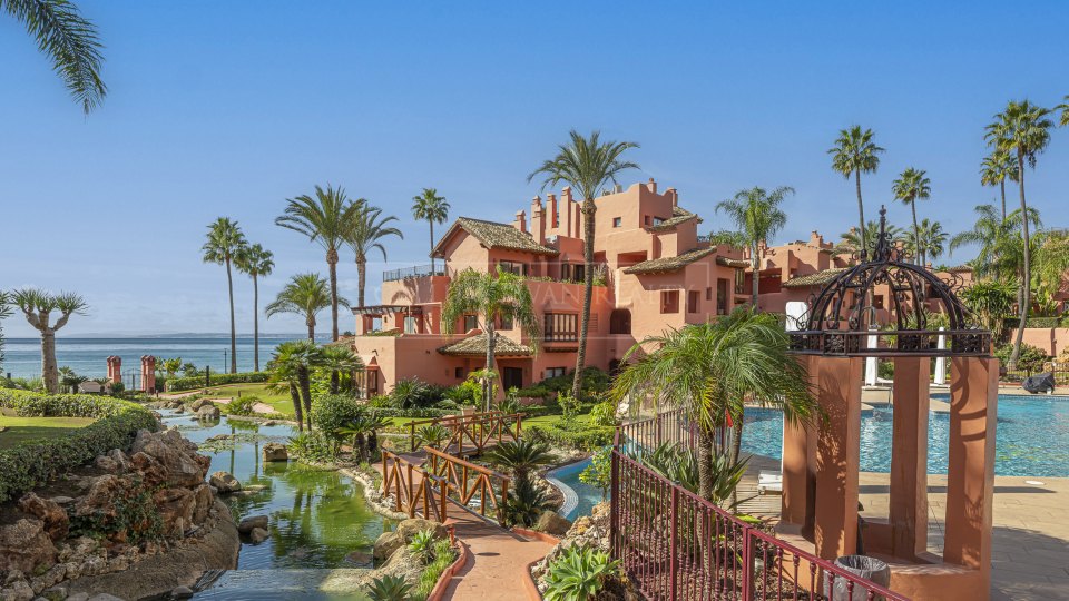 Estepona, Apartamento frente al mar de tres dormitorios en venta en Cabo Bermejo, al este de Estepona