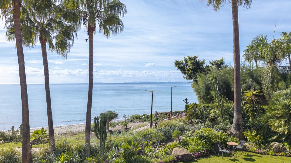 Estepona, Apartamento frente al mar de tres dormitorios en venta en Cabo Bermejo, al este de Estepona