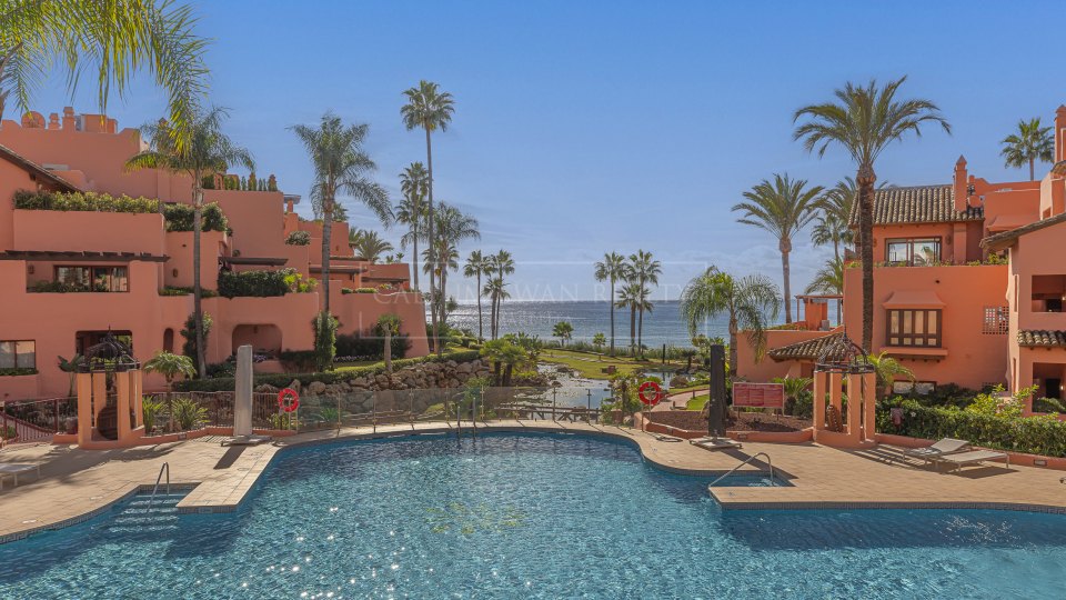 Estepona, Apartamento frente al mar de tres dormitorios en venta en Cabo Bermejo, al este de Estepona