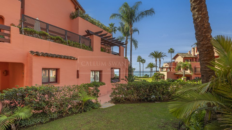 Estepona, Apartamento frente al mar de tres dormitorios en venta en Cabo Bermejo, al este de Estepona