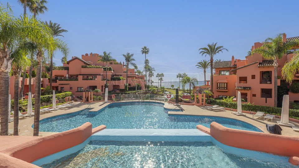 Estepona, Apartamento frente al mar de tres dormitorios en venta en Cabo Bermejo, al este de Estepona