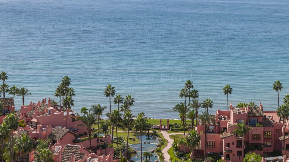 Estepona, Apartamento frente al mar de tres dormitorios en venta en Cabo Bermejo, al este de Estepona