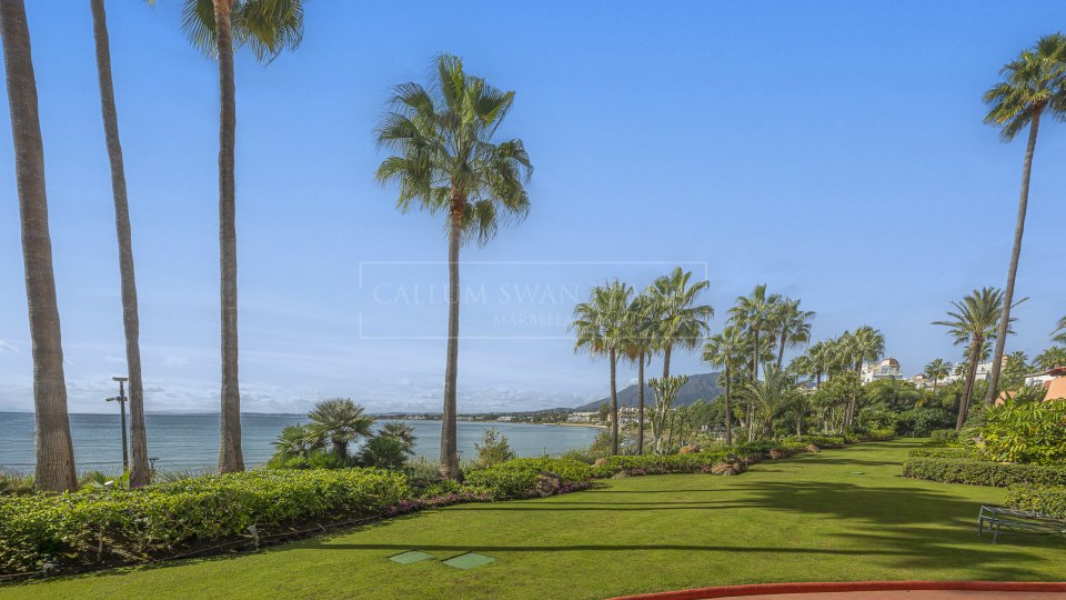 Estepona, Apartamento frente al mar de tres dormitorios en venta en Cabo Bermejo, al este de Estepona