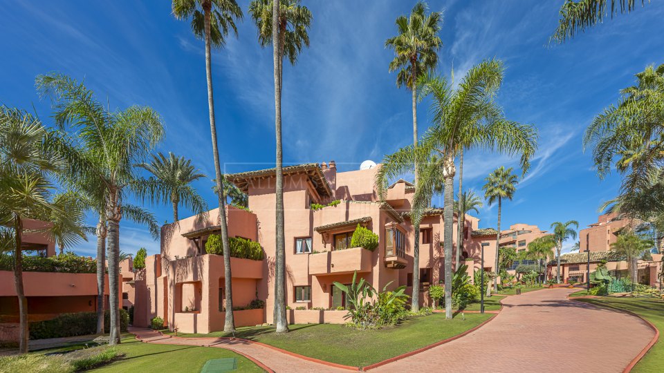 Estepona, Apartamento frente al mar de tres dormitorios en venta en Cabo Bermejo, al este de Estepona