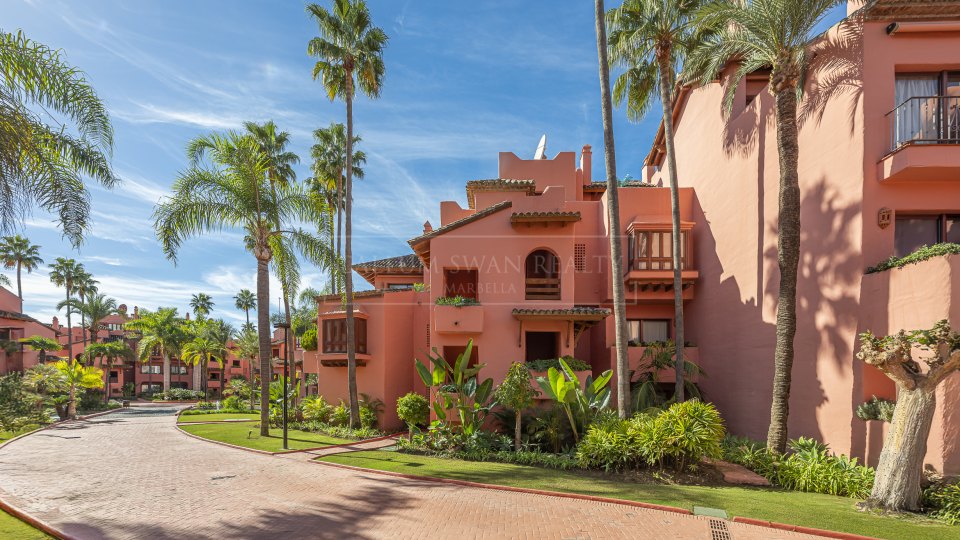 Estepona, Apartamento frente al mar de tres dormitorios en venta en Cabo Bermejo, al este de Estepona