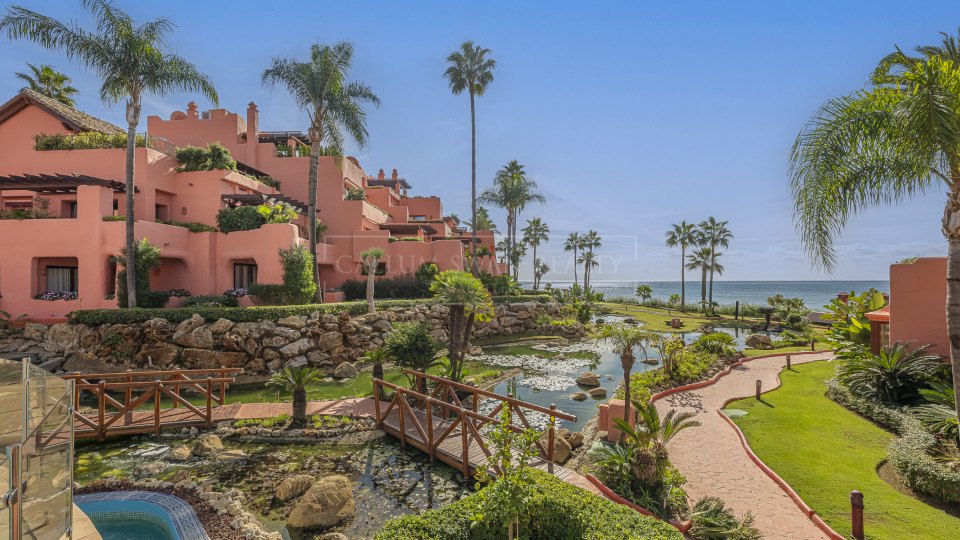 Estepona, Apartamento frente al mar de tres dormitorios en venta en Cabo Bermejo, al este de Estepona