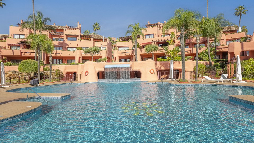 Estepona, Apartamento frente al mar de tres dormitorios en venta en Cabo Bermejo, al este de Estepona