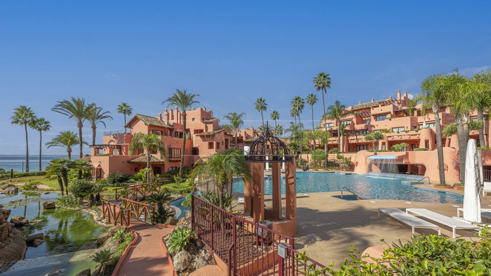 Estepona, Apartamento frente al mar de tres dormitorios en venta en Cabo Bermejo, al este de Estepona