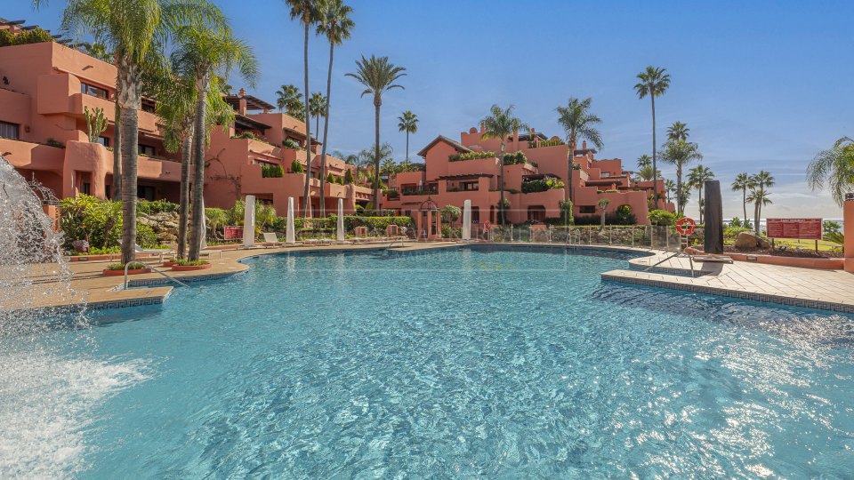 Estepona, Apartamento frente al mar de tres dormitorios en venta en Cabo Bermejo, al este de Estepona