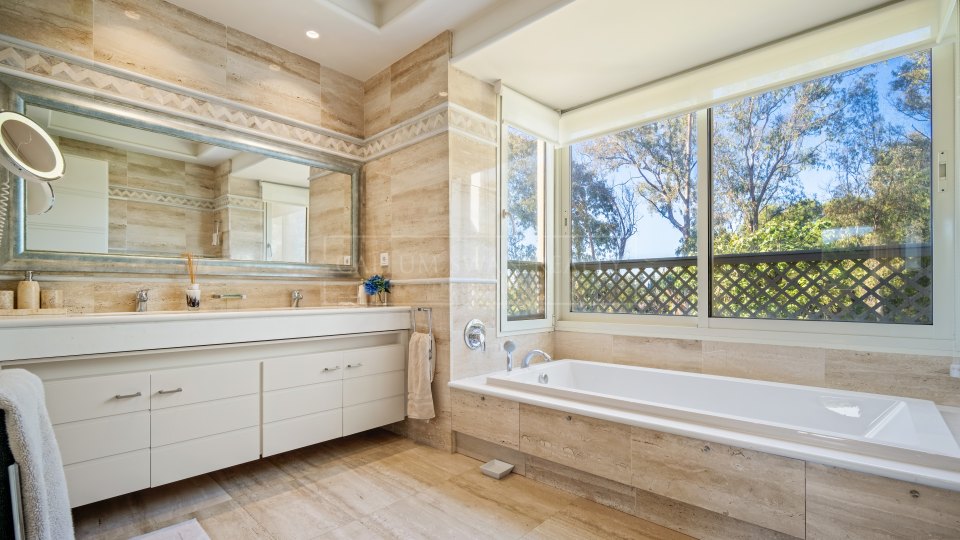 Marbella Golden Mile, Spacieux appartement quatre chambres à vendre à La Trinidad, Golden Mile