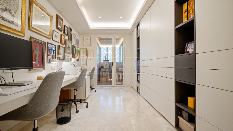 Marbella Golden Mile, Spacieux appartement quatre chambres à vendre à La Trinidad, Golden Mile