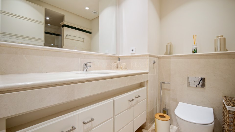 Marbella Golden Mile, Spacieux appartement quatre chambres à vendre à La Trinidad, Golden Mile