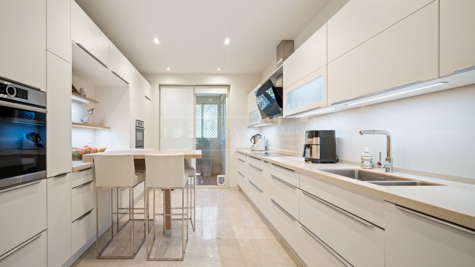 Marbella Golden Mile, Spacieux appartement quatre chambres à vendre à La Trinidad, Golden Mile