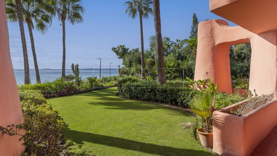 Estepona, Apartamento Renovado de Tres Dormitorios Frente a la Playa en Cabo Bermejo Cerca de Estepona