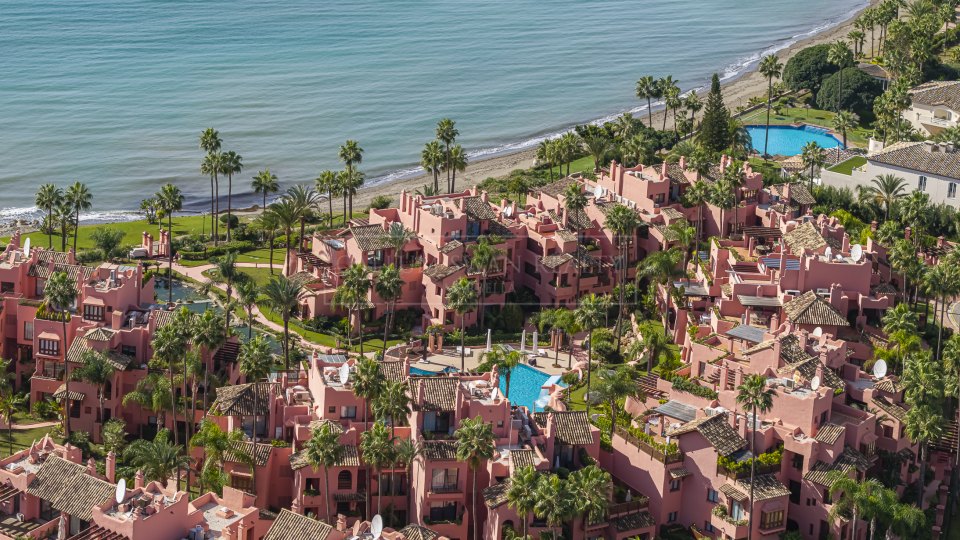 Estepona, Apartamento Renovado de Tres Dormitorios Frente a la Playa en Cabo Bermejo Cerca de Estepona