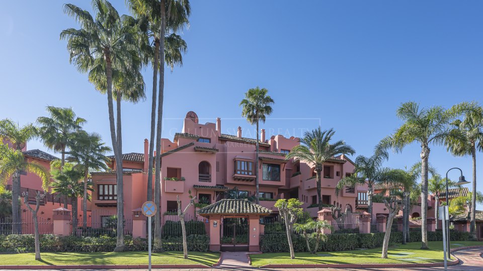Estepona, Apartamento Renovado de Tres Dormitorios Frente a la Playa en Cabo Bermejo Cerca de Estepona