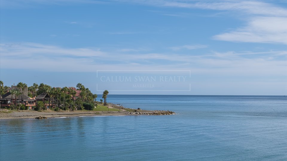Estepona, Apartamento Renovado de Tres Dormitorios Frente a la Playa en Cabo Bermejo Cerca de Estepona