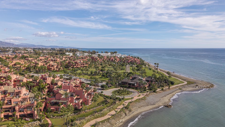 Estepona, Apartamento Renovado de Tres Dormitorios Frente a la Playa en Cabo Bermejo Cerca de Estepona